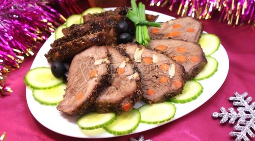 Мясо, шпигованное чесноком и морковью