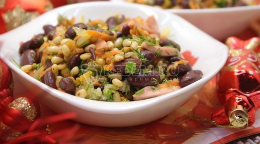 Салат с красной фасолью и кедровыми орешками