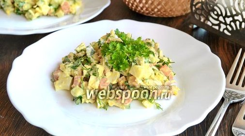 Салат с курицей, морковью и зеленью