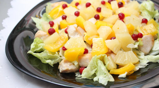 Салат из курицы с ананасами