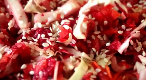 Салат из молодой капусты и свеклы с сельдереем
