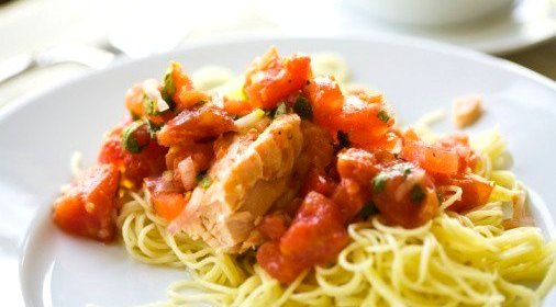 Салат из лосося и лапши с овощами
