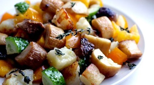 Теплый салат с королевскими вешенками, обжаренным картофелем и тимьяном