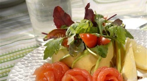 Салат из рукколы, мангольда и семги
