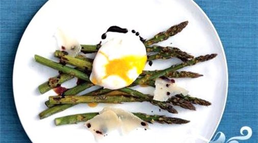Запеченная спаржа с яйцами