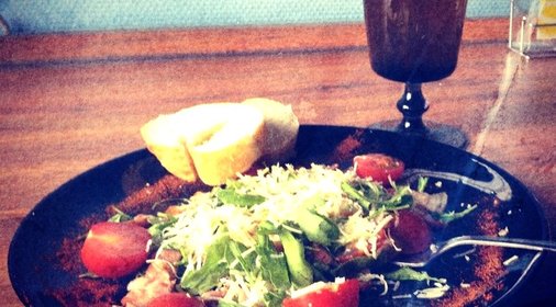 Теплый салат с беконом и рукколой