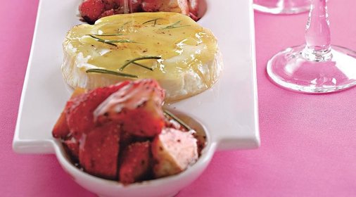 Запеченный камамбер с клубникой, розмариновым медом и черным перцем