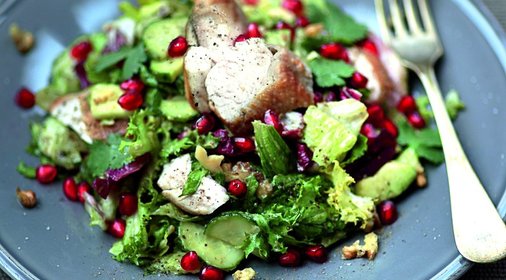 Салат из цесарки с авокадо и зернами граната