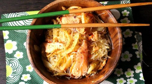 Теплый салат с фунчозой и рыбой
