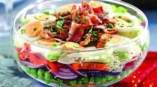 Слоеный салат с сыром и беконом