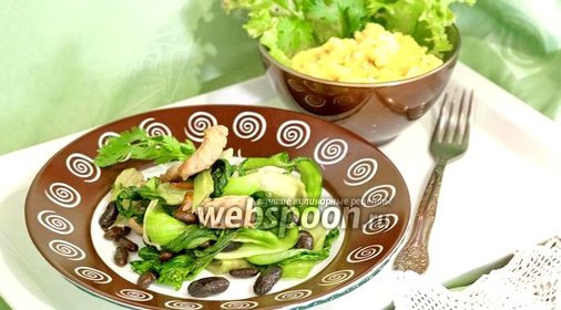 Тёплый салат с индейкой, чёрной фасолью и капустой пак-чой