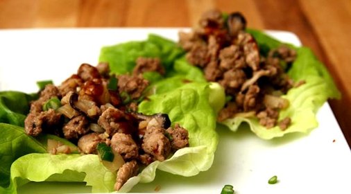 Мясо по-азиатски на листьях салата