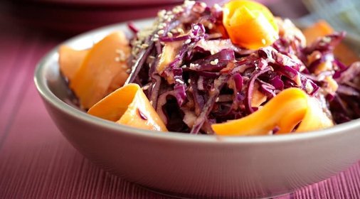 Салат из манго и краснокочанной капусты
