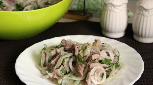 Пикантный салат со свининой и луком