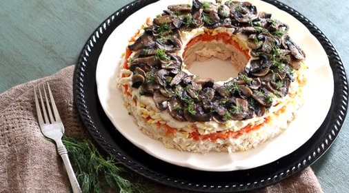 Салат с грибами жареными слоями