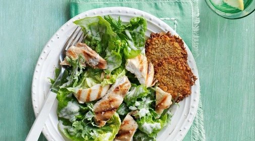 Салат романо с индейкой и авокадо