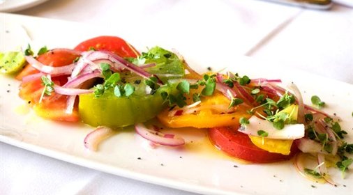 Салат из печеного сладкого перца с помидорами