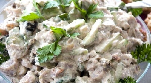 Салат с курицей, огурцом и черносливом