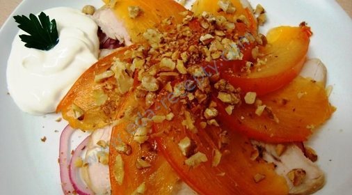 Салат с хурмой и курицей с орехами