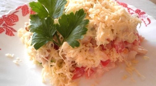 Салат с куриным филе, сухариками и овощами