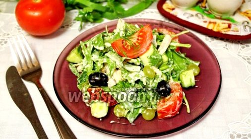 Салат с рукколой и малосольными огурцами