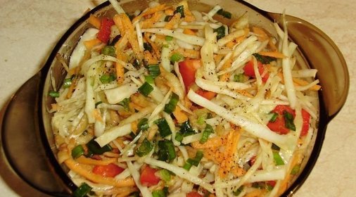 Салат витаминный из капусты яблок и моркови