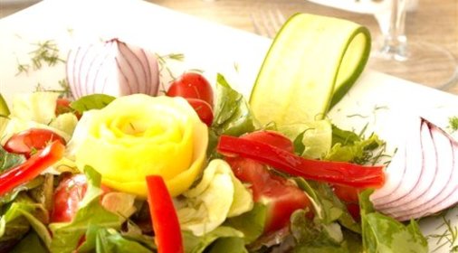 Салат с креветками и луком-шалот