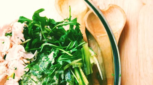 Салат с курицей, огурцом и сладкой заправкой на основе йогурта