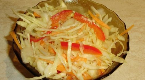 Салат из свежей капусты с морковью и уксусом