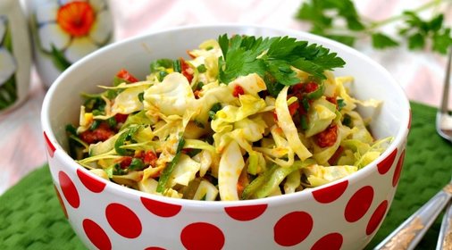 Салат с молодой капустой, яйцом и вялеными помидорами