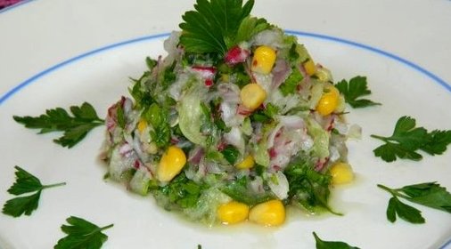 Салат с редиской и кукурузой
