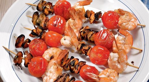 Шашлычки из морепродуктов и черри