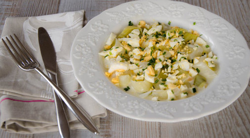 Теплый салат из лука-порей с яйцом