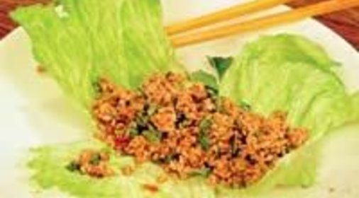 Свинина по-китайски на листьях салата