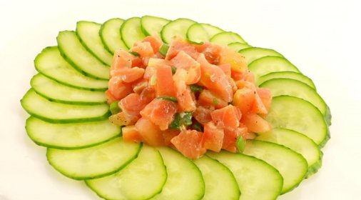 Салат с семгой и помидорами