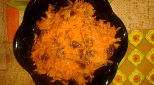 Салат из моркови с изюмом и орехами