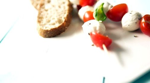 Шашлычки из моцареллы и помидоров