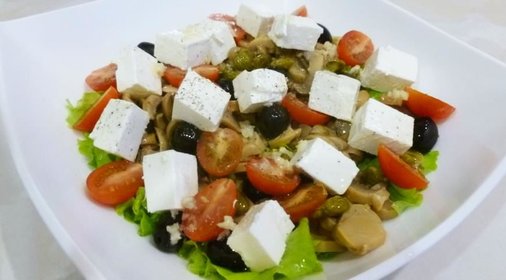 Салат с шампиньонами, маслинами и фетой