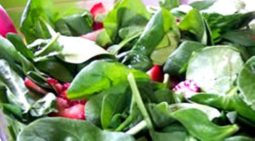 Салат из шпината и клубники