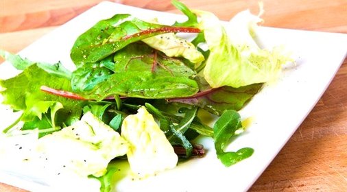 Зеленый салат с лимонной заправкой