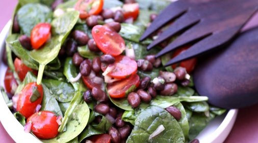 Салат с фасолью и помидорами