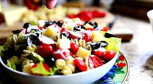 Салат с макаронами и помидорами