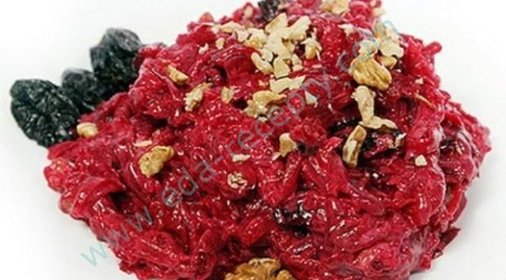 Салат из свежей моркови и свеклы