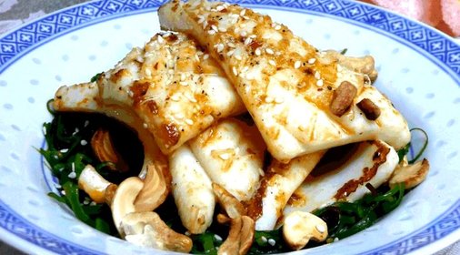 Кальмар с салатом Вакамэ