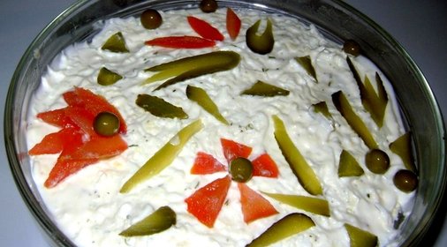 Салат слоеный с копченой колбасой