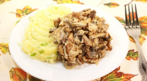 Белые грибы в сметане с картофелем