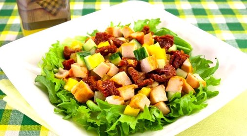 Салат с вялеными помидорами, куриным филе и огурцами
