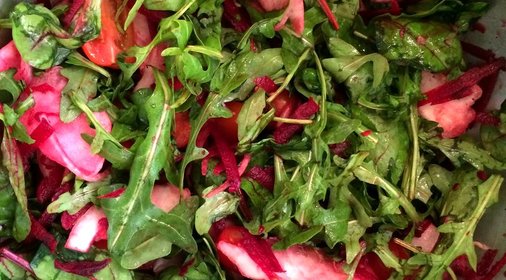 Салат из репы с мангольдом и рукколой с медово-горчичной заправкой