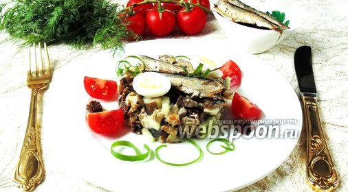 Салат со шпротами, сухариками и баклажанами