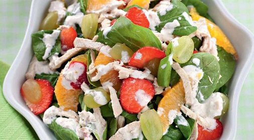 Фруктовый салат со шпинатом и мясом цыпленка